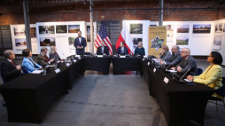 W centrum, od lewej: dyrektor Żydowskiego Muzeum Galicja Jakub Nowakowski, prawnik, mąż wiceprezydent Stanów Zjednoczonych Kamali Harris Douglas Emhoff, ambasador USA w Polsce Mark Brzezinski i konsul generalna USA w Krakowie Erin Nickerson podczas okrągłego stołu dot. antysemityzmu i tolerancji w Krakowie. Fot. PAP/Ł. Gągulski