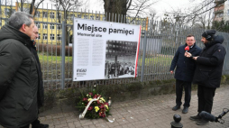 Dyrektor Muzeum Getta Warszawskiego Albert Stankowski (2P) podczas odsłonięcia jednej z dwóch tablic w miejscach pamięci w Warszawie. 27.01.2023. Fot. PAP/A. Lange