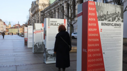 Wystawa plenerowa IPN „Gospodarka III Rzeszy” przed Domem Polonii w Warszawie. Fot. PAP/P. Supernak