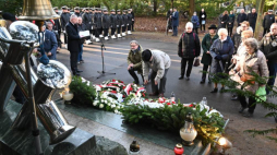 Uroczysty Apel Pamięci przy pomniku „Tym, którzy nie powrócili z morza” na Cmentarzu Centralnym w Szczecinie w 30. rocznicę katastrofy promu „Jan Heweliusz”. Fot. PAP/M. Bielecki