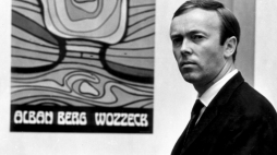 Warszawa 1966. Polski artysta plastyk Jan Lenica, przed swoim plakatem do opery Albana Berga "Wozzeck". Fot. PAP/J. Morek