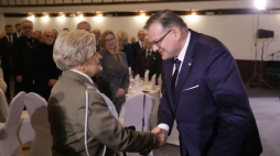 Warszawa, 11.01.2023. Szef UdSKiOR Jan Józef Kasprzyk (P) oraz odznaczona Stanisława Kociołowicz (L) podczas spotkania noworocznego z Weteranami Walk o Niepodległość Rzeczypospolitej Polskiej. Na uroczystości wręczono Medale Stulecia Odzyskanej Niepodległości, Pro Bono Poloniae oraz Pro Patria. Fot. PAP/A. Zawada