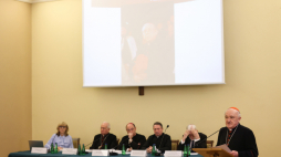 Prymas Polski abp Wojciech Polak (3L), biskup diecezjalny łowicki Andrzej Dziuba (2L), metropolita warszawski kardynał Kazimierz Nycz (P) kierownik sekretariatu prymasa Józefa Glempa, ks. prof. Krzysztof Pawlina (3P), konsultant biografii Prymasa Glempa, redaktor Grzegorz Polak (2P) oraz prowadząca spotkanie, dr Milena Kindziuk (L) podczas konferencji pt. "Zrobiłem, co mogłem. Jak Prymas Polski Józef Glemp zostanie zapamiętany?". Fot. PAP/L. Szymański