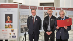 Warszawa, 11.01.2023. Astronauta ESA Sławosz Uznański (C), wicemarszałek Sejmu Ryszard Terlecki (P) i poseł Partii Republikańskiej Arkadiusz Czartoryski (L) na otwarciu wystawy „Mikołaj Kopernik: 1473 – 1543”. Fot. PAP/R. Pietruszka 