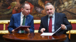 Warszawa, 16.01.2023. Sekretarz stanu w KPRM Adam Andruszkiewicz (L) oraz dyrektor stołecznego Muzeum Narodowego Łukasz Gaweł (P) podczas uroczystego podpisania porozumienia o współpracy w ramach projektu KRONIK@–Krajowe Repozytorium Obiektów Nauki i Kultury. Fot. PAP/A. Lange 