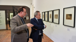 Wicepremier, minister kultury i dziedzictwa narodowego Piotr Gliński (P) i kurator Janusz Janowski (L) zwiedzają wystawę „Kulisiewicz. Lapidarne piękno” w Zachęcie – Narodowej Galerii Sztuki w Warszawie. Fot. PAP/P. Nowak