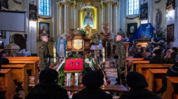 Msza święta pogrzebowa por. Szczepana Kusyka w kościele pw. Podwyższenia Krzyża Świętego w miejscowości Rudno koło Michowa. Fot. PAP/W. Jargiło