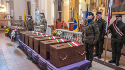 Uroczystości pogrzebowe polskich i litewskich żołnierzy poległych w 1920 r. w kościele pw. św. Anny w Jewiu. Źródło: IPN