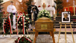 Proboszcz parafii Podwyższenia Krzyża Świętego ks. Ireneusz Tatura (P) podczas uroczystości pogrzebowych Jana Ludwiczaka. Fot. PAP/Z. Meissner