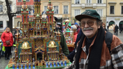 Kraków, 03.12.2015. Wielokrotny laureat konkursu Maciej Moszew ze swoją szopką. Fot. PAP/J. Bednarczyk