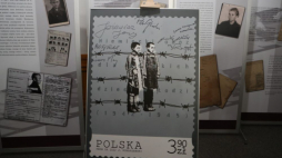 Łódź, 17.01.2023. Prezentacja znaczka pocztowego zatytułowanego „Niemiecki obóz dla polskich dzieci w Łodzi (1942 – 1945)” w siedzibie Muzeum Dzieci Polskich – ofiar totalitaryzmu w Łodzi. Wydarzenie wpisuje się w obchody 78. rocznicy zakończenia funkcjonowania obozu na ulicy Przemysłowej. Fot. PAP/M. Zubrzycki 