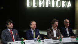 Dyrektor MNK Andrzej Szczerski (2L) oraz jego zastępcy: ds. działalności programowej dr hab. Rafał Quirini-Popławski (L), ds. zarządzania Wiesław Sawa (P) i ds. strategii i komunikacji Tomasz Ostrowski (2P) na noworocznym spotkaniu z mediami w Gmachu Głównym Muzeum Narodowego w Krakowie. Fot. PAP/Ł. Gągulski
