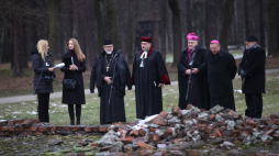Arcybiskup Grzegorz Ryś (2P) i biskup pomocniczy bielsko-żywiecki Piotr Greger (3P) na terenie niemieckiego nazistowskiego obozu koncentracyjnego i zagłady Auschwitz-Birkenau w Oświęcimiu. Fot. PAP/Ł. Gągulski