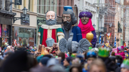 Orszak Trzech Króli na ulicach Starego Miasta w Toruniu. 06.01.2023. Fot. PAP/M. Kuras