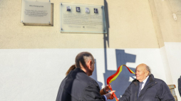 Syn żołnierza ZWZ i AK Teodora Pajewskiego Wiesław Pajewski (P) odsłonił tablicę pamiątkową Emanuela Ringelbluma na budynku u zbiegu ulic Radzymińskiej i Kawęczyńskiej. Warszawa, 12.01.2023. Fot. PAP/R. Guz