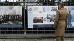 Warszawa, 17.01.2023. Otwarcie wystawy plenerowej pt. „Powstanie Styczniowe 1863 roku”. Wystawa przygotowana została przez Centralną Bibliotekę Wojskową oraz Muzeum Łazienki Królewskie. Fot. PAP/A. Zawada 