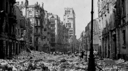 Zniszczenia wojenne Warszawy: widok od strony ul. Chmielnej na ruiny ulicy Szpitalnej. W głębi biurowiec angielskiego towarzystwa ubezpieczeniowego Prudential na placu Napoleona (plac Warecki, plac Powstańców Warszawy). 1945 r.  Fot. PAP/Reprodukcja/J. Morek