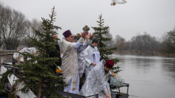 Proboszcz parafii ks. prot. Michał Wasilczyk (P) podczas święta Chrztu Pańskiego. Sławatycze, 19.01.2023. Fot. PAP/W. Jargiło
