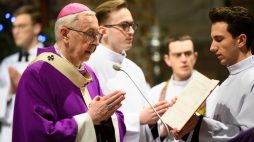 Metropolita Poznański, przewodniczący Konferencji Episkopatu Polski abp Stanisław Gądecki (C-L) podczas archidiecezjalnej mszy świętej żałobnej, sprawowanej w intencji śp. papieża-seniora Benedykta XVI. Fot. PAP/J. Kaczmarczyk