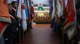 Biskup pomocniczy białostocki Henryk Ciereszko (C) przewodniczy mszy świętej w 34. rocznicę śmierci ks. Stanisława Suchowolca w kościele pw. Niepokalanego Serca Maryi w Białymstoku. Fot. PAP/A. Reszko