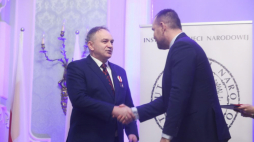 Białystok, 18.01.2023. Prezes IPN Karol Nawrocki (P) i wyróżniony Adam Mariusz Niebrzydowski (L) na gali w Pałacu Branickich wręczenia nagród IPN „Świadek historii”. 
