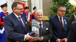 Szef UdSKiOR Jan Józef Kasprzyk (L), dyrektor gabinetu szefa UdSKiOR Wojciech Lesiak (P) oraz przewodniczący Rady do Spraw Kombatantów i Osób Represjonowanych Bogusław Nizieński (C) odbierają wyróżnienie dla Urzędu ds. Kombatantów i Osób Represjonowanych podczas uroczystości wręczenia wyróżnień Ordynariatu Polowego „Benemerenti”. Fot. PAP/R. Guz