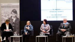 Maria Horl (2L), Stefania Wernik (2P) i Grzegorz Tomaszewski (P) oraz tłumaczka Katarzyna Spiechlanin (L) podczas spotkania na terenie b. niemieckiego obozu Auschwitz. 26.01.2023. Fot. PAP/Z. Meissner