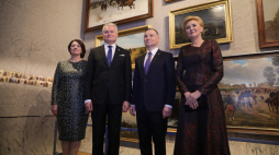 rezydent RP Andrzej Duda (2P), pierwsza dama Agata Kornhauser-Duda (P) oraz prezydent Litwy Gitanas Nauseda (2L) z żoną Dianą Nausedą (L) podczas otwarcia wystawy "Miłość i obowiązek. Powstanie styczniowe 1863 r.". Fot. PAP/A. Zawada