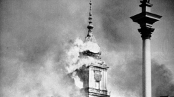 Płonie Zamek Królewski w Warszawie, zbombardowany przez Niemców we wrześniu 1939 r. Fot. PAP/CAF