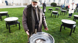 Jerzy Kalina na prezentacji instalacji artystycznej "Żadnych marzeń" na terenie siedziby MKiDN w Warszawie. Fot. PAP/T. Gzell
