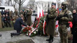 Warszawa, 01.02.2023. Szef Urzędu ds. Kombatantów i Osób Represjonowanych Jan Józef Kasprzyk (L) podczas uroczystości złożenia kwiatów przy głazie z tablicą upamiętniającą Akcję Bojową „Kutschera” w Alejach Ujazdowskich. Trwają obchody 79. rocznicy Akcji Bojowej „Kutschera”. Fot. PAP/A. Zawada 