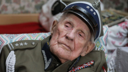 Warszawa, 15.02.2023. Płk Kazimierz Klimczak ps. Szron podczas spotkania w jego mieszkaniu w Warszawie, z okazji 109. rocznicy urodzin żołnierza podziemia i powstańca warszawskiego. Fot. PAP/P. Supernak