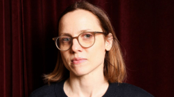 Warszawa, 15.02.2023. Julia Kijowska podczas wywiadu dla Polskiej Agencji Prasowej w Teatrze Ateneum w Warszawie. Fot. PAP/A. Zawada