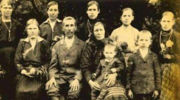 Rodzina Jasiończaków z Woli Ostrowieckiej, zamordowana w 1943 r. przez UPA. Fot. ze zbiorów Leona Popka. Źródło: IPN