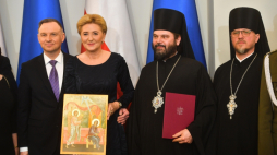 Warszawa, 03.02.2023. Prezydent Andrzej Duda (L), pierwsza dama RP Agata Kornhauser-Duda (2L) oraz przełożony monasteru Zwiastowania Przenajświętszej Bogurodzicy i św. Jana Teologa w Supraślu, biskup supraski Andrzej (Borkowski) (2P) podczas uroczystości wpisania nowych obiektów zabytkowych na listę Pomników Historii. Fot. PAP/R. Pietruszka