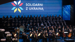 Warszawa, 23.02.2023. Wicepremier, minister kultury i dziedzictwa narodowego Piotr Gliński (C) przemawia podczas koncertu „Solidarni z Ukrainą” w Teatrze Wielkim – Operze Narodowej w Warszawie, 23 bm. upamiętniającego pierwszą rocznicę napaści Rosji na Ukrainę. Fot. PAP/M. Marek