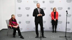 Prezes IPN Karol Nawrocki (C), dyrektor Archiwum IPN Marzena Kruk (P) i córka sybiraczki Janiny Krzeczkowskiej z domu Broszkiewicz - Krystyna Krzeczkowska (L) podczas konferencji prasowej w Archiwum IPN w Warszawie, 17 bm. Krystyna Krzeczkowska w ramach projektu "Archiwum Pełne Pamięci" przekazała do Archiwum IPN pamiątki rodzinne. Fot. PAP/A. Lange