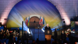 Warszawa, 21.02.2023. Pierwszy dzień oficjalnej wizyty prezydenta USA Joe Bidena w Warszawie. Prezydent Stanów Zjednoczonych Joe Biden wygłasza przemówienie do narodu polskiego w Arkadach Kubickiego w ogrodach Zamku Królewskiego w Warszawie. Fot. PAP/R. Pietruszka 