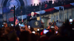 Prezydent Stanów Zjednoczonych Joe Biden wygłasza przemówienie do narodu polskiego w Arkadach Kubickiego w ogrodach Zamku Królewskiego. Warszawa, 21.02.2023. Fot. PAP/P. Piątkowski