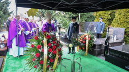 Metropolita warszawski kardynał Kazimierz Nycz (C) na uroczystościach pogrzebowych prof. Witolda Cęckiewicza. Fot. PAP/Art Service