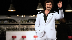 Aktor Mariusz Ostrowski Krzysztof Krawczyk podczas próby medialnej spektaklu „Chciałem być” w reżyserii Michała Siegoczyńskiego na scenie Teatru Powszechnego w Łodzi. Fot. PAP/G. Michałowski