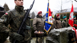 Uczestnicy obchodów 82. rocznicy pierwszego zrzutu Cichociemnych przed pomnikiem Cichociemnych przy Urzędzie Gminy w Dębowcu. Fot. PAP/Z. Meissner
