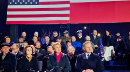 Warszawa, 21.02.2023. Pierwszy dzień oficjalnej wizyty prezydenta USA Joe Bidena w Warszawie. Od frontu: prezydent RP Andrzej Duda (P), pierwsza dama Agata Kornhauser-Duda (2P), prezydent Mołdawii Maia Sandu (2L) oraz marszałek Senatu Tomasz Grodzki (L) podczas przemówienia prezydenta Stanów Zjednoczonych Joe Bidena do narodu polskiego w Arkadach Kubickiego w ogrodach Zamku Królewskiego. Fot. PAP/Kalbar 