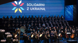 Wicepremier, minister kultury i dziedzictwa narodowego Piotr Gliński (C) przemawia podczas koncertu „Solidarni z Ukrainą” w Teatrze Wielkim – Operze Narodowej w Warszawie. Fot. PAP/M. Marek