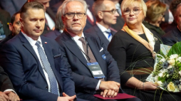 Minister edukacji i nauki Przemysław Czarnek (L), sekretarz Generalny Akademii Kopernikańskiej, prof. Krzysztof Górski (C), szefowa Kancelarii Prezydenta RP Grażyna Ignaczak-Bandych (P) podczas inauguracji Światowego Kongresu Kopernikańskiego. Fot. PAP/T. Żmijewski