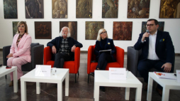 Ambasadorka ukraińskiej kultury w Polsce Weronika Marczuk (L), malarz Ivan Marchuk (2L), kierownik Galerii Centrum w Nowohuckim Centrum Kultury w Krakowie Joanna Gościej-Lewińska (2P) i dyrektor NCK Zbigniew Grzyb (P) podczas otwarcia wystawy „Archetyp Wolności”. Fot. PAP/Ł. Gągulski