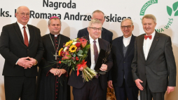 Janusz Byliński (C) uhonorowany nagrodą im. bp. Romana Andrzejewskiego za rok 2022 podczas gali w Domu Arcybiskupów Warszawskich. Fot. PAP/A. Lange