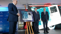 Prezes Poczty Polskiej Krzysztof Falkowski (L), szef Urzędu ds. Kombatantów i Osób Represjonowanych Jan Józef Kasprzyk (C) oraz dyrektor Centralnej Biblioteki Wojskowej im. Marszałka Józefa Piłsudskiego Jan Tarczyński (P) podczas prezentacji kartki z nadrukowanym znakiem opłaty pocztowej emisji Złamanie Szyfru Enigmy. Fot. PAP/M. Marek