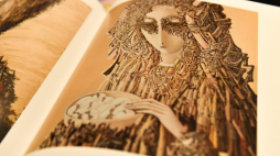 Album z pracami Ivana Marchuka zaprezentowany na konferencji prasowej dot. wystawy "Archetyp Wolności"w Communication Media Center przy Ambasadzie Ukrainy w Warszawie. Fot. PAP/P. Nowak