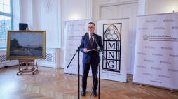 Sekretarz stanu w Ministerstwie Kultury i Dziedzictwa Narodowego Jarosław Sellin podczas konferencji prasowej w Pałacu Opatów, Oddziale Sztuki Nowoczesnej Muzeum Narodowego. Gdańsk, 02.02.2023. Fot. PAP/J. Dzban